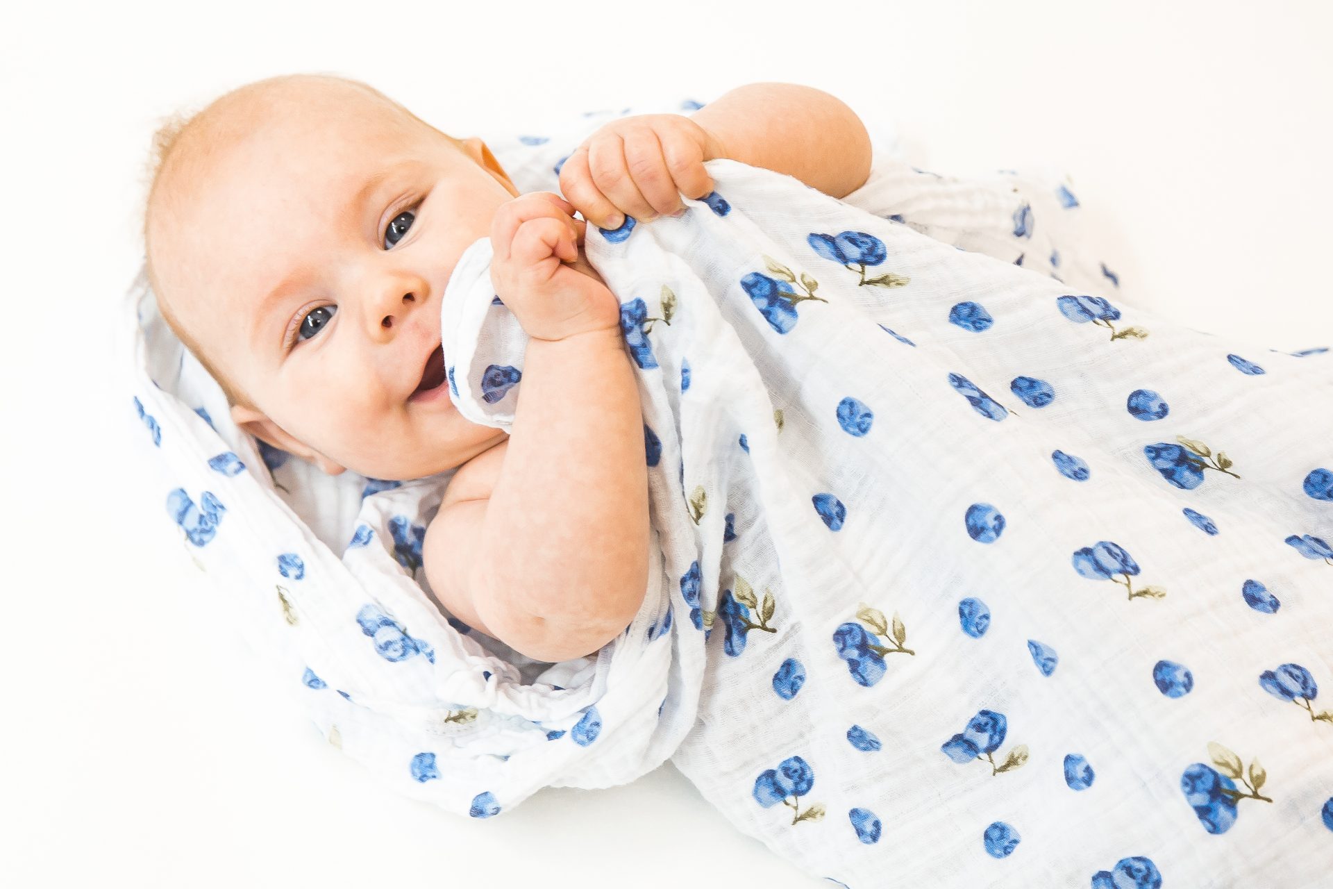 Baby Pucktuch aus Bio-Baumwolle im Muster Blaubeeren